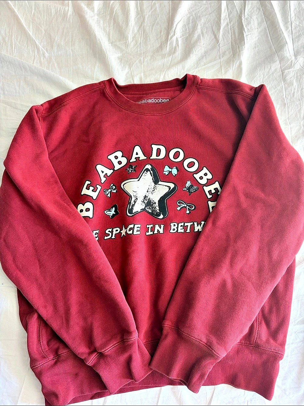 beabadoobee Red Star Crewneck Graphic Sweatshirt in Red Medium